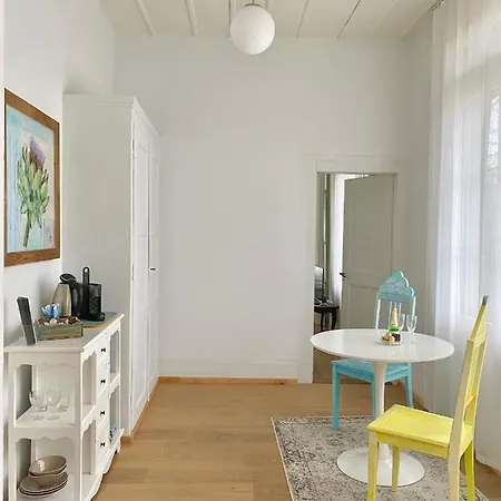 Lovely In A From 18th Century Apartmán Thun